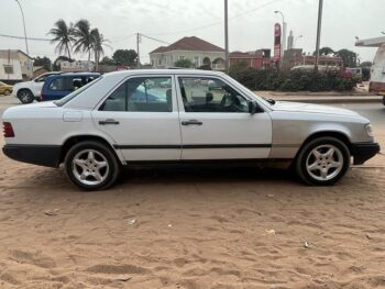 Mercedes Benz 200D - Image 4