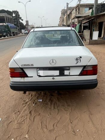 Mercedes Benz 200D - Image 9