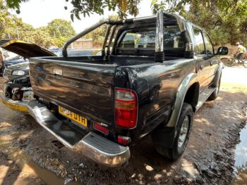 Toyota Hilux 4WD - Image 5