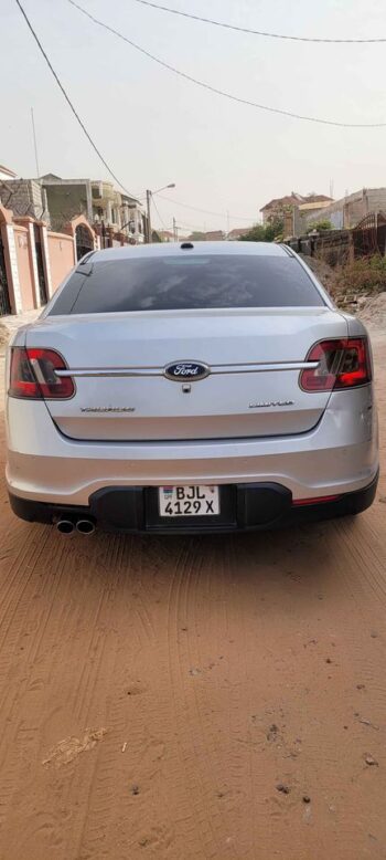 Ford Taurus Limited - Image 9